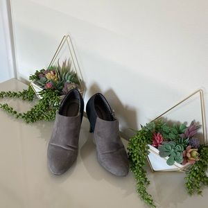 DexFlex Comfort Collection | heeled bootie | grey | size: 9
